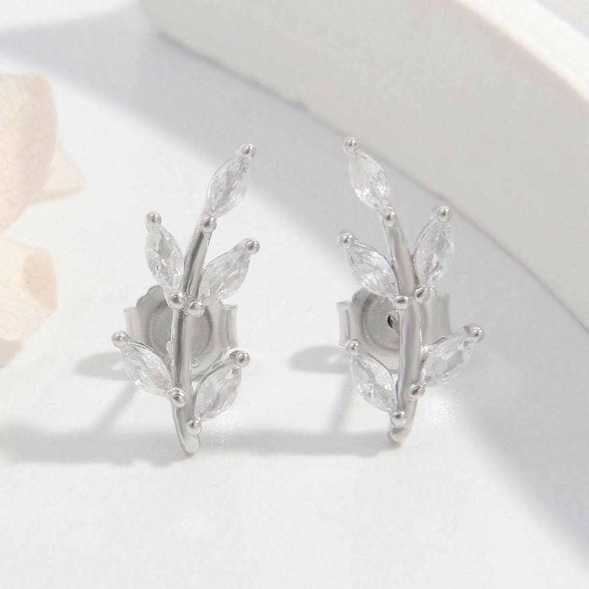 Zircon leaf earrings in silver