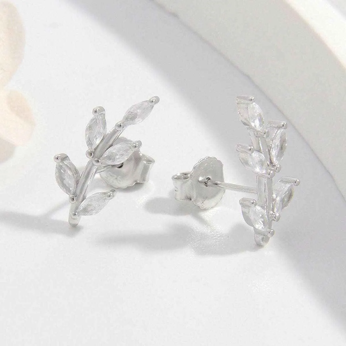 Zircon leaf earrings in silver